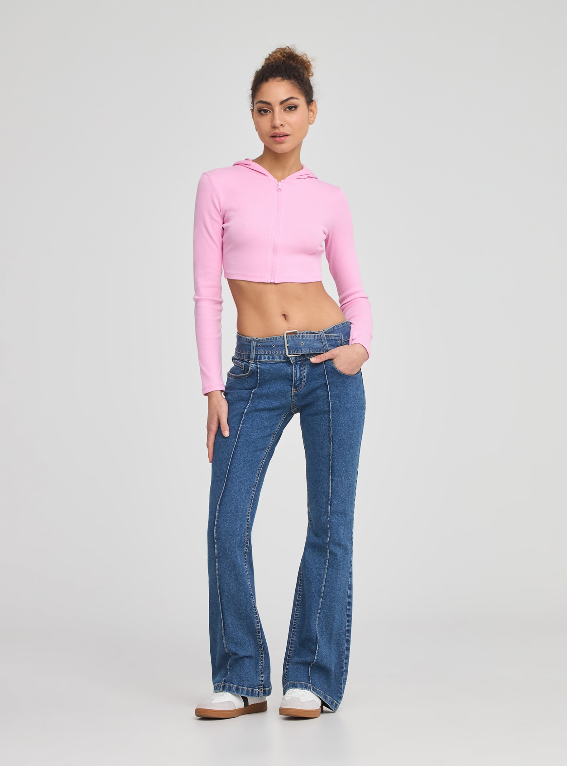 Flared jeans with belt