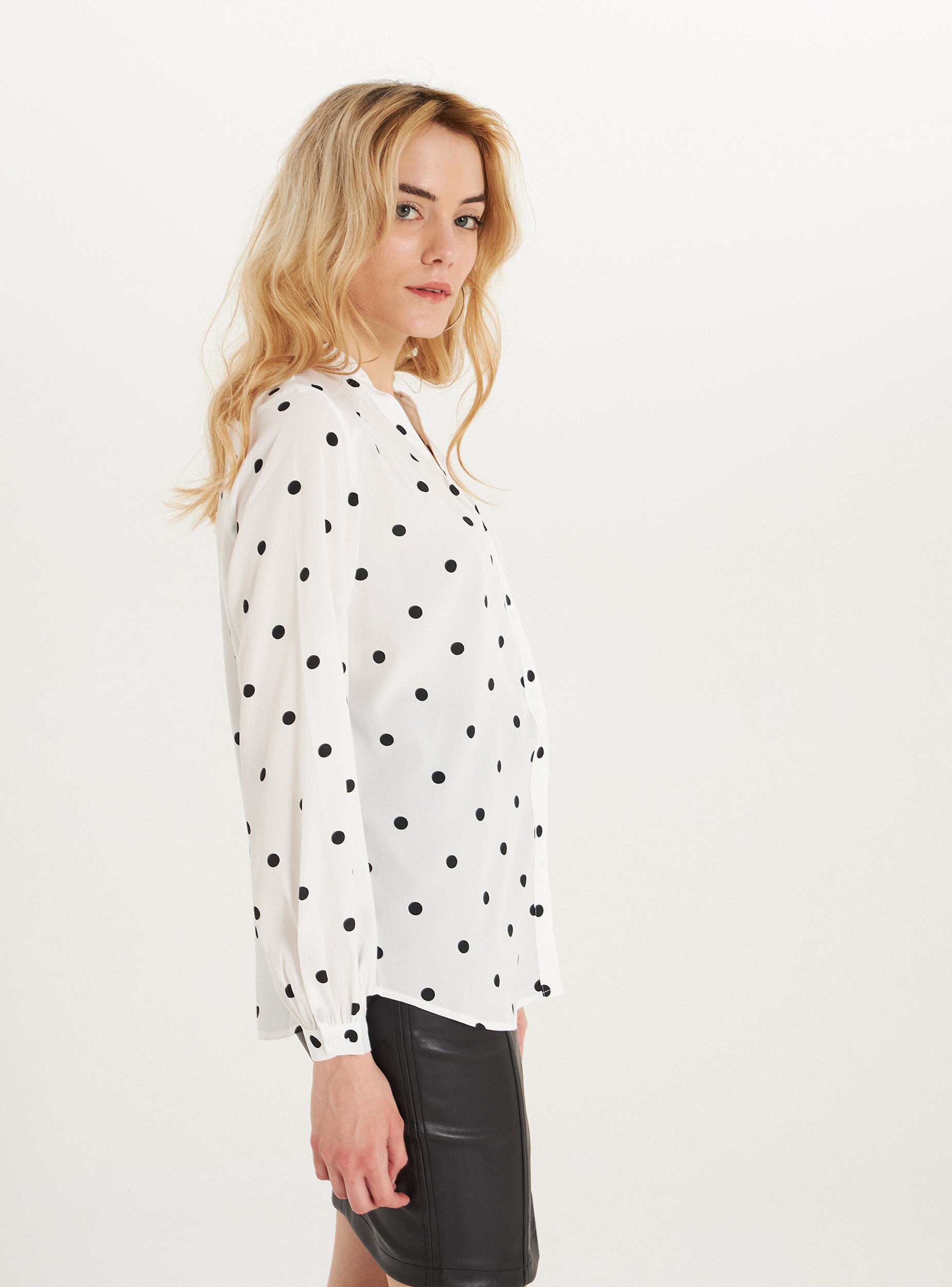 Chemise Motif A Gros Pois Var Blanc Optique Achetez En Ligne Terranova